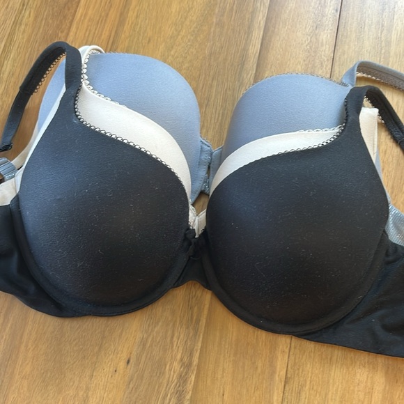 3 body by Victoria secret bras size 32 DD - Picture 3 of 8